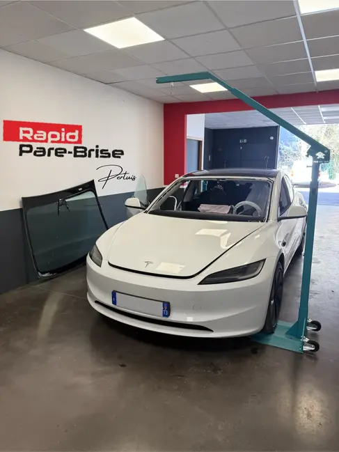 Remplacement-pare-brise-tesla-model-3.webp